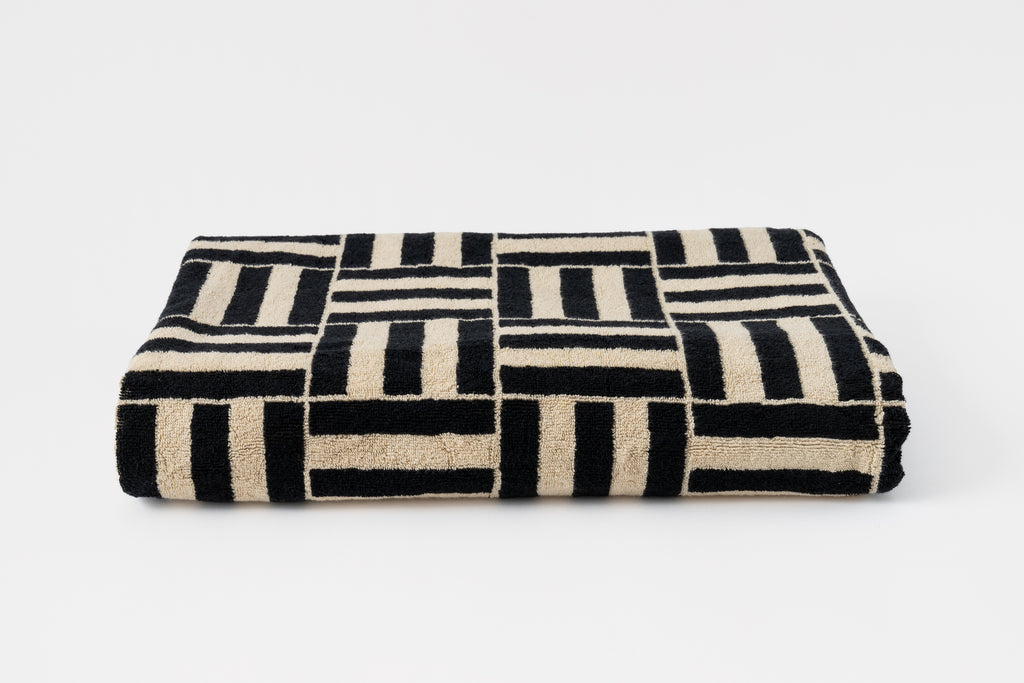 Pool Towel in Sand & Noir